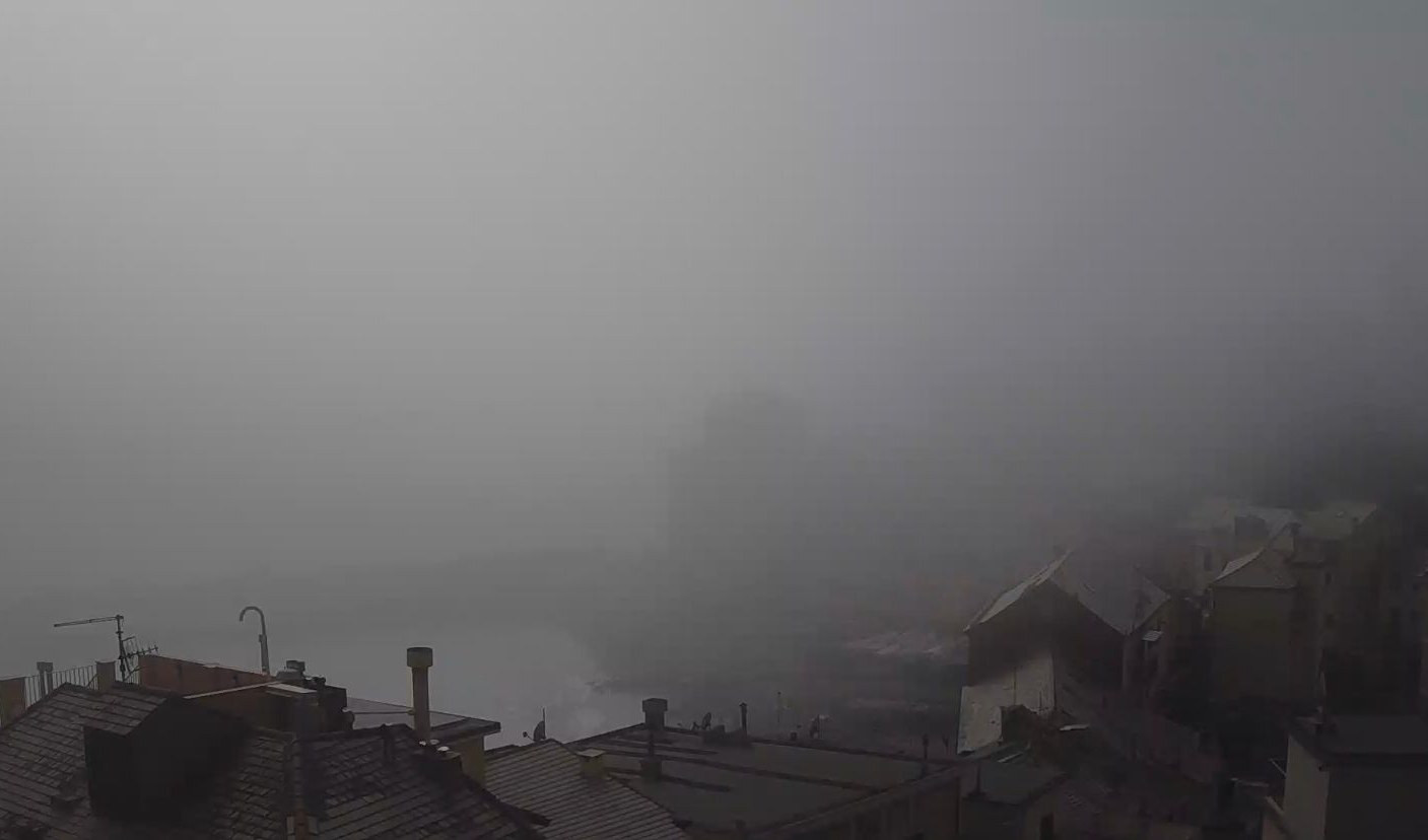 Nebbia in riviera: il levante ligure e Genova coperti dal 