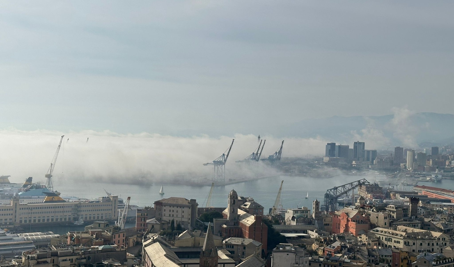 Caligo a Genova, la nebbia di mare avvolge la città 