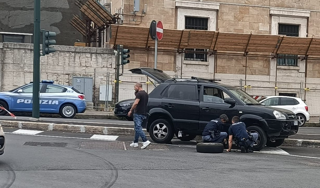 Genova, famiglia in panne davanti alla questura: soccorsi dai poliziotti 