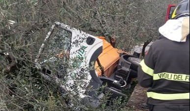 Imperia, Borgomaro: fuori strada un veicolo della nettezza urbana