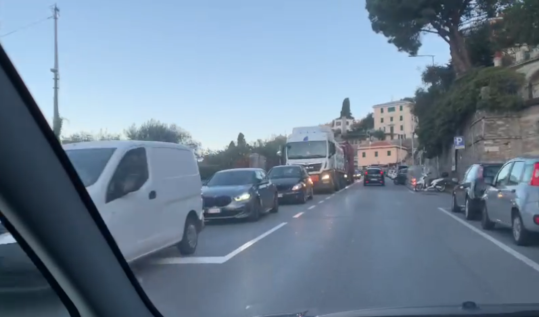 A12, riapertura tratto ritardata: Aurelia invasa dai camion