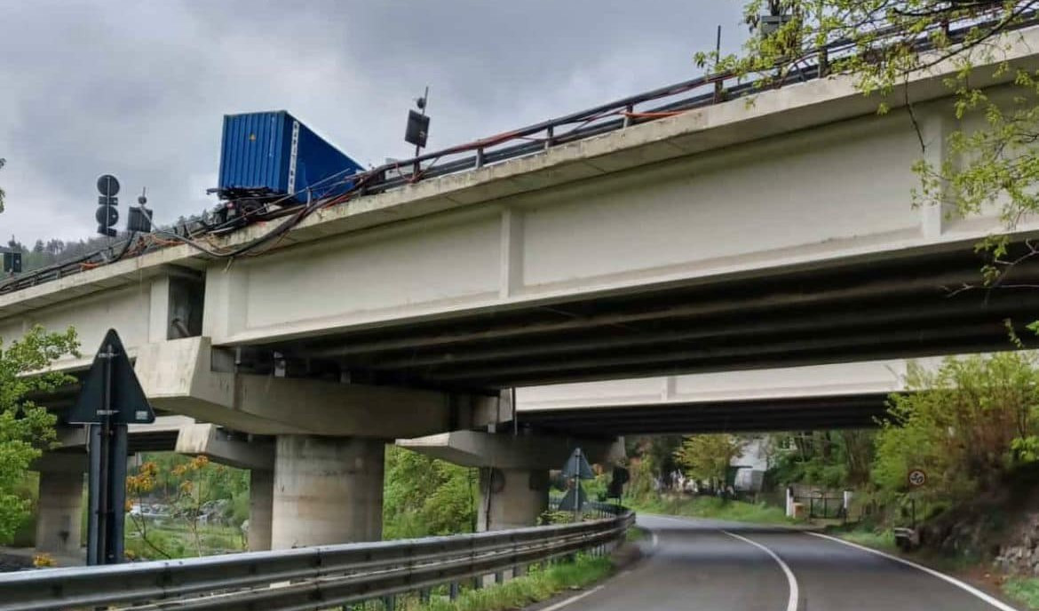 A26, camion in bilico su viadotto: coda fino a 12 km