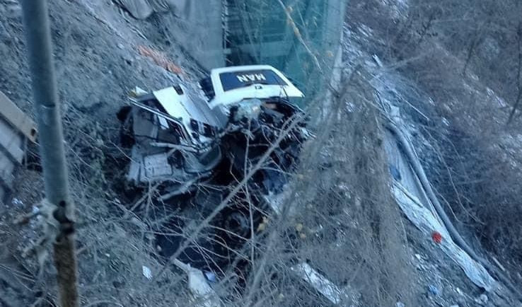 Camion cade da viadotto dell'A6: autista in gravi condizioni