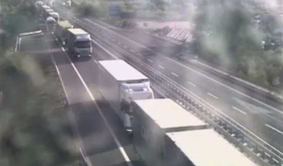 Scontro auto-camion tra Albenga e Andora in A10, due feriti gravi: fino a 10 km di coda
