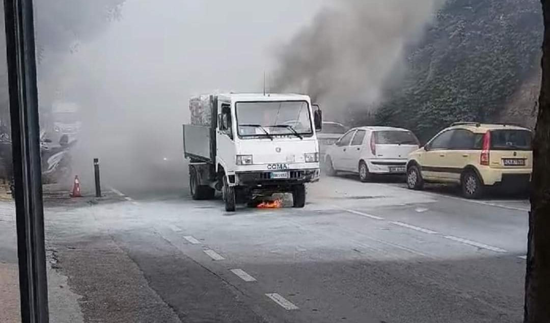 Furgone in fiamme a Ventimiglia, interviene passante con estintore