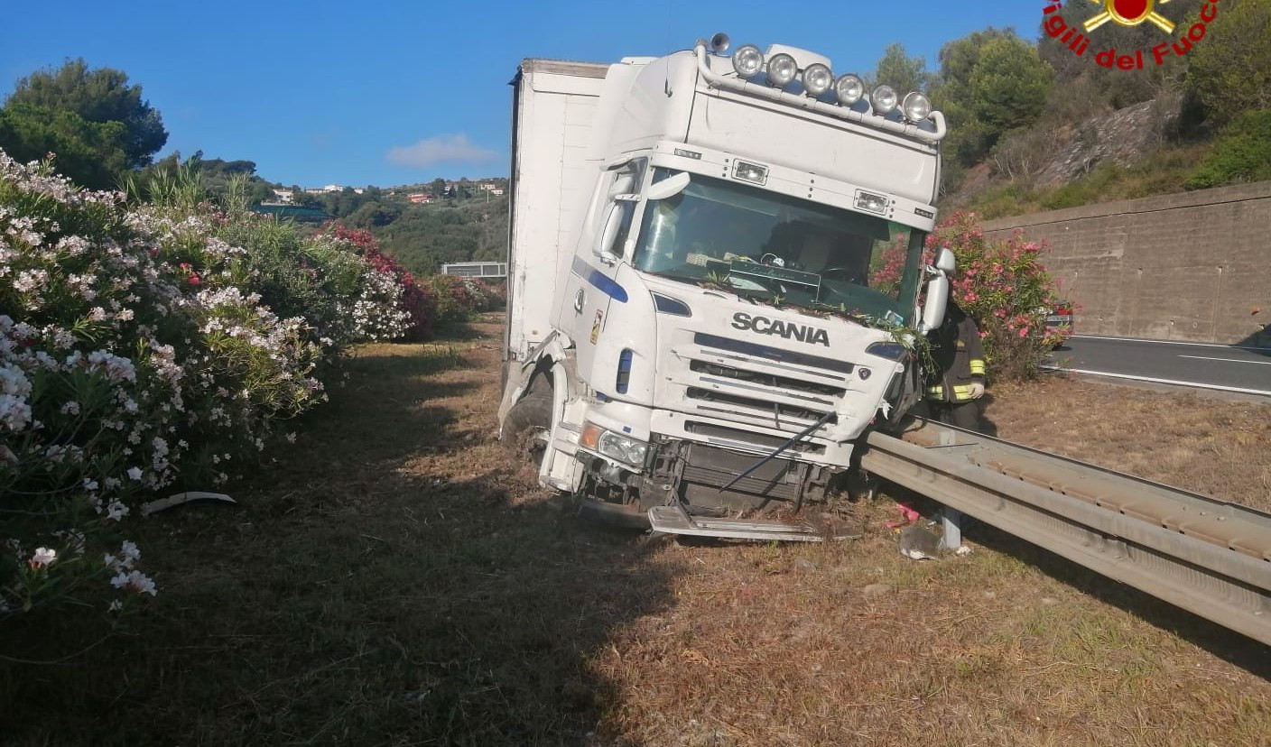 Incidente sulla A10, camion sfonda il guardrail e finisce fuori strada