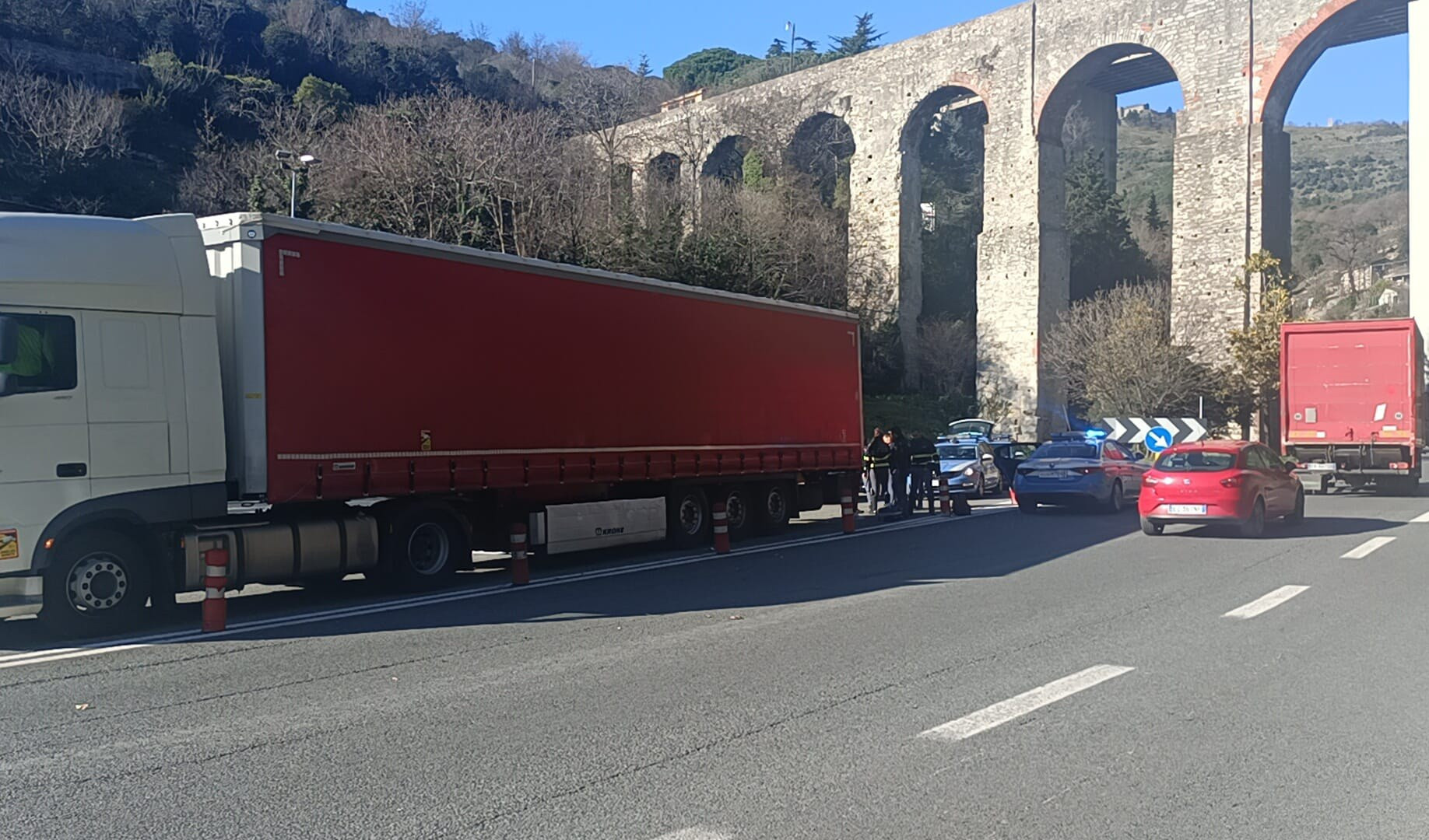 Autostrade, sette migranti nascosti in un camion a Genova Est
