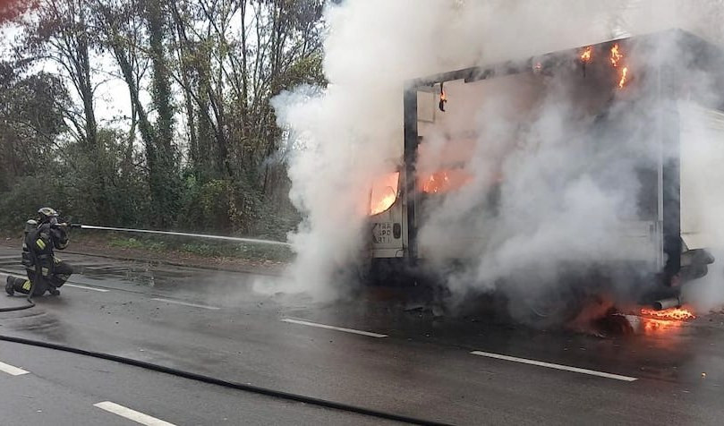 Furgone a fuoco sulla provinciale a Vezzano Ligure