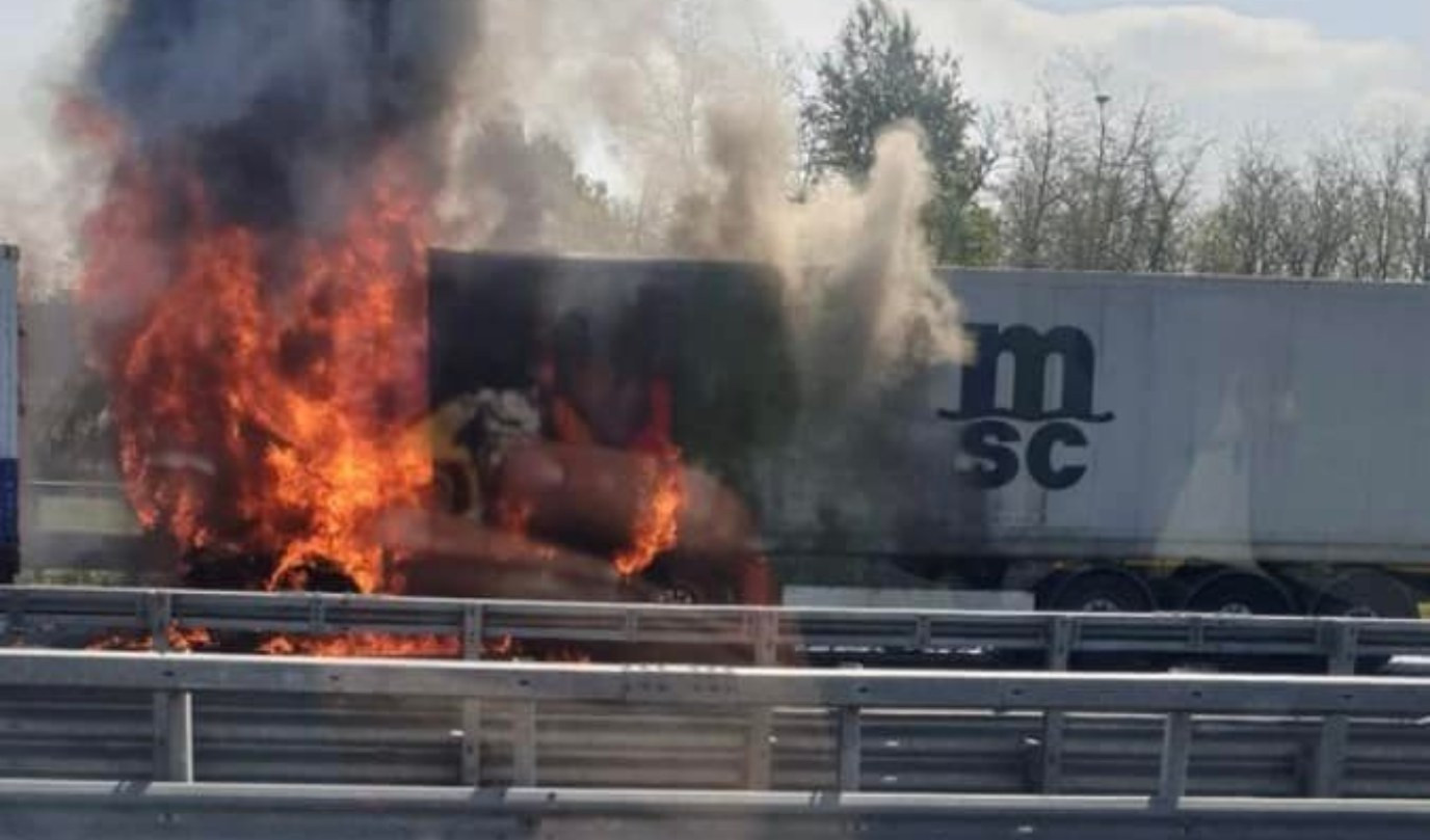 Caos autostrade, camion a fuoco dopo un incidente sull'A7: muore l'autista