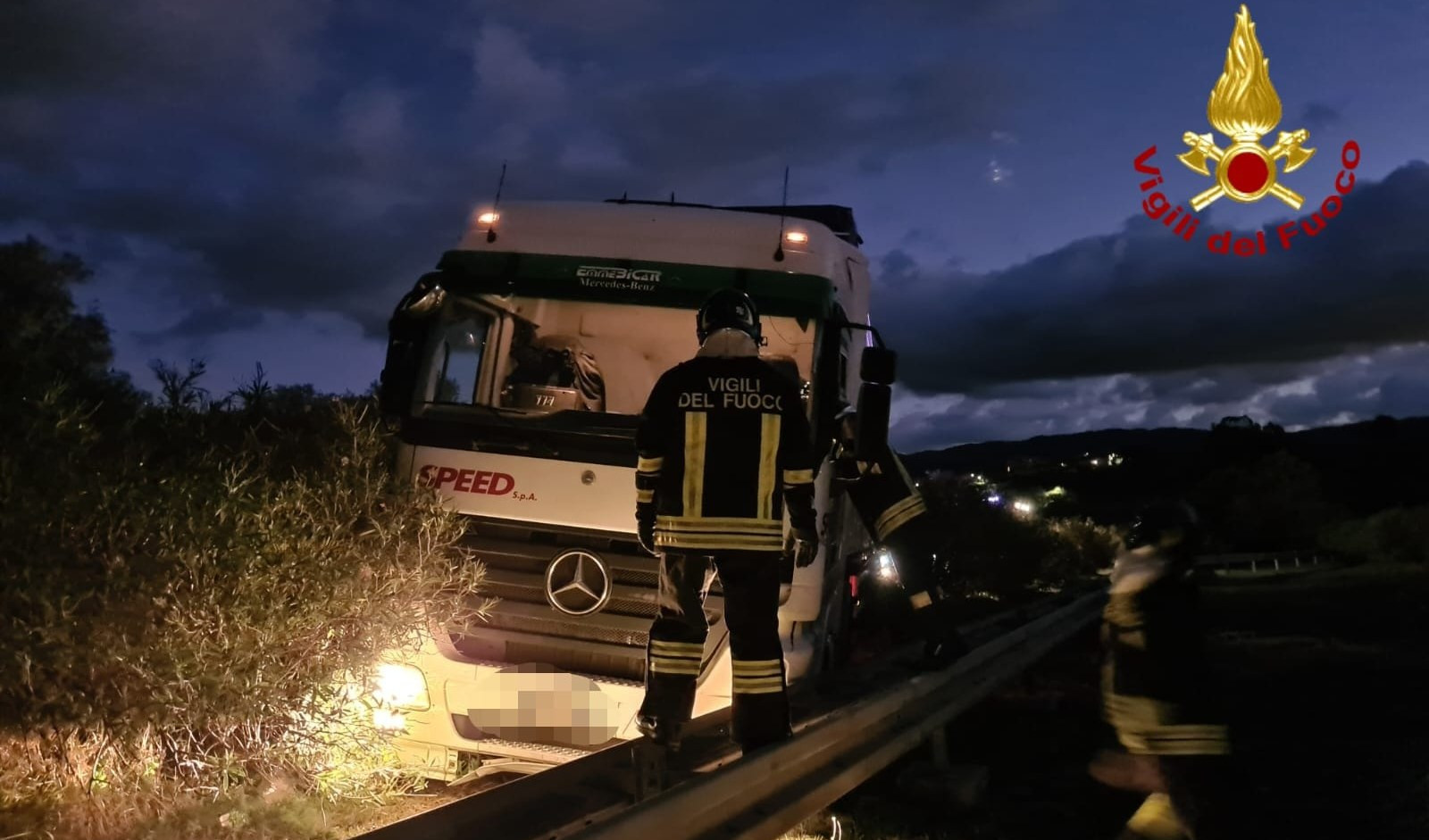 A10, camion fuori strada: il mezzo finisce contro lo spartitraffico