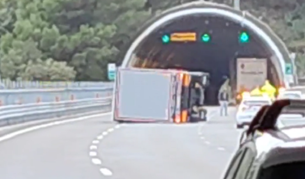 A10, camion si ribalta a Arenzano: 8 km di coda