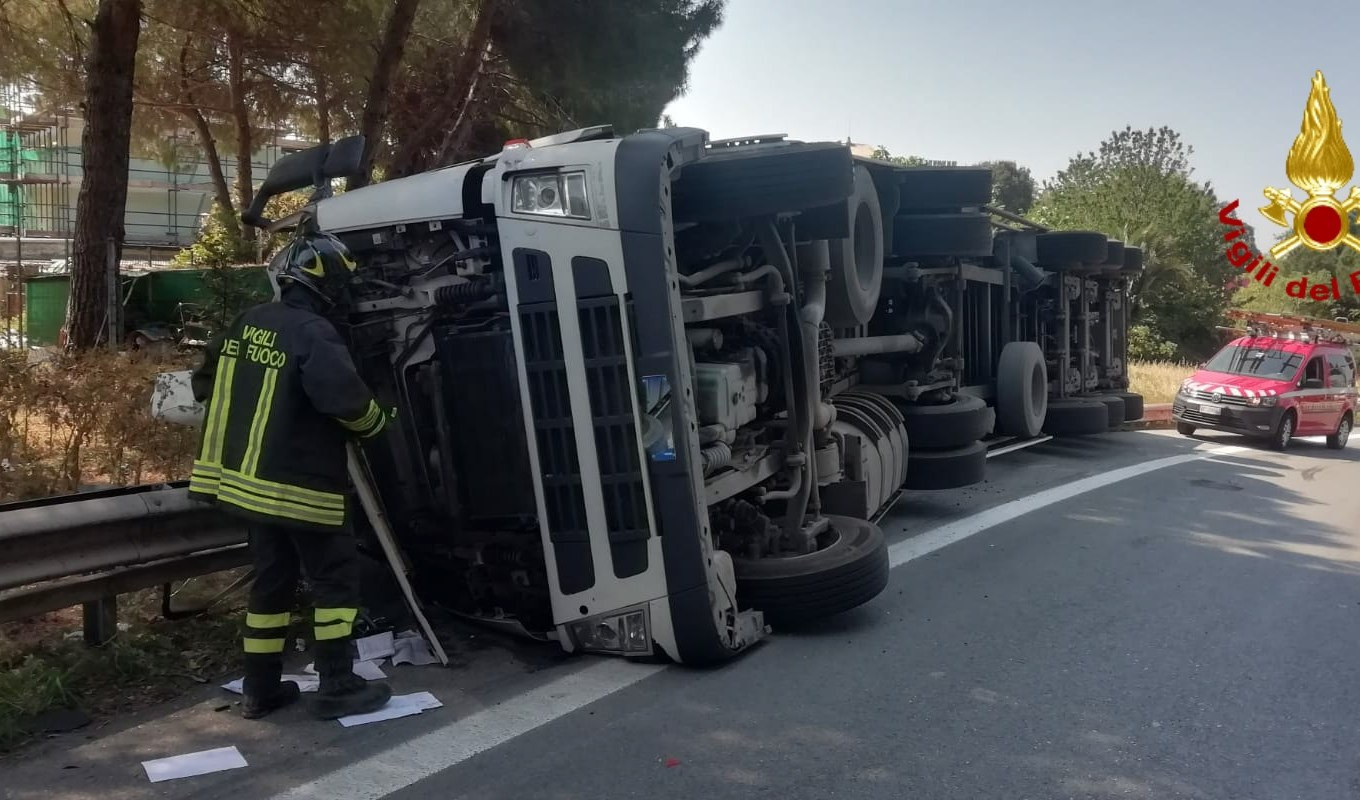 Caos autostrade, camion si ribalta all'entrata di Pra': casello chiuso per ore