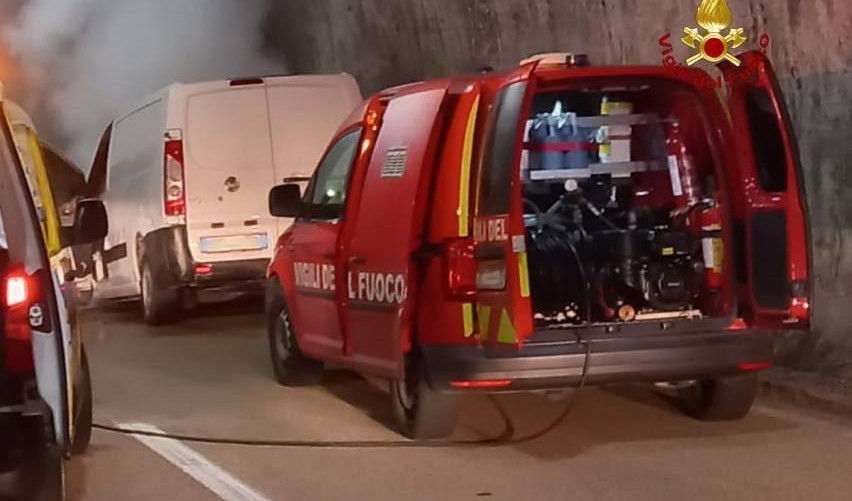 A6, auto in fiamme all'uscita di Altare