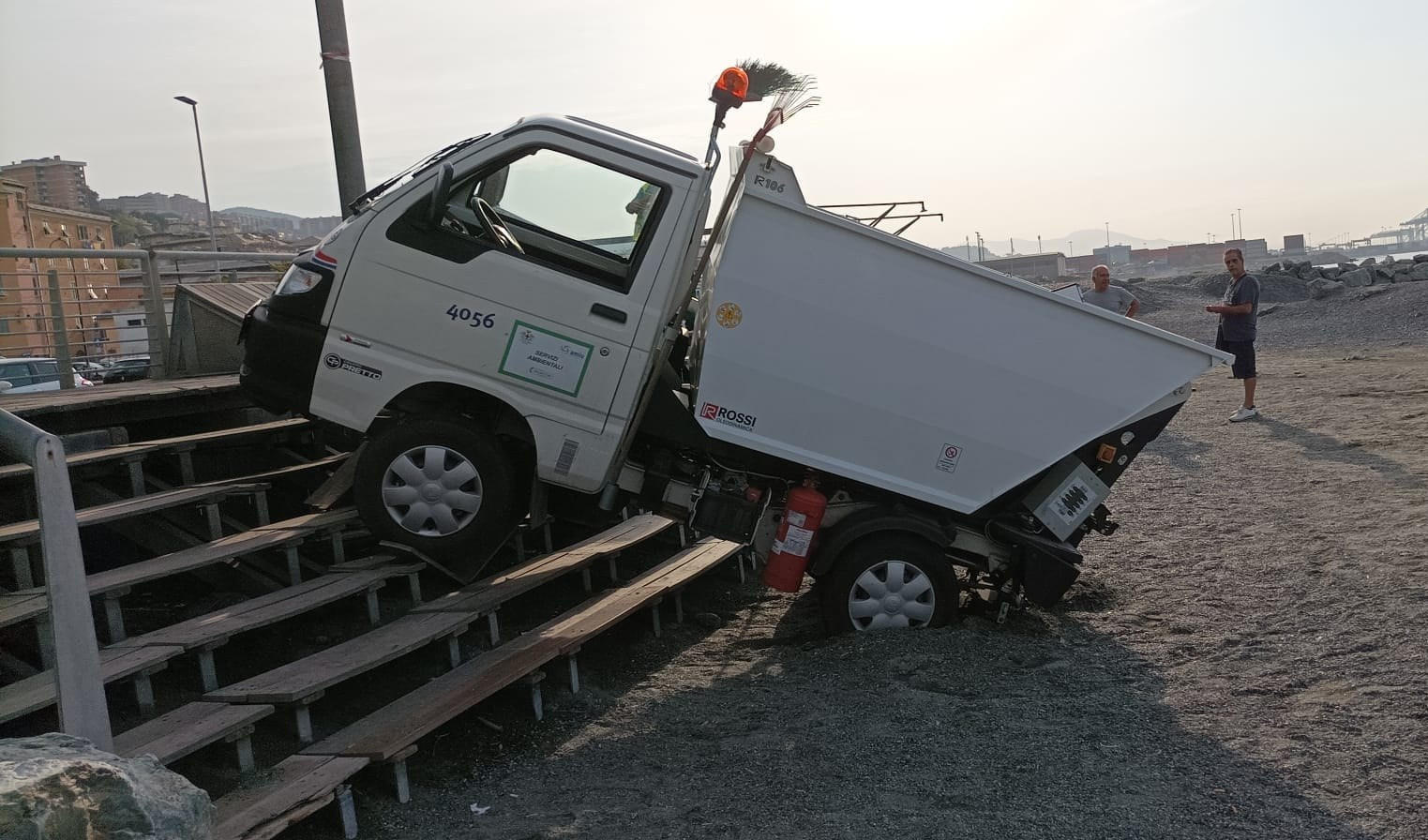 Genova, camioncino scivola in spiaggia a Voltri