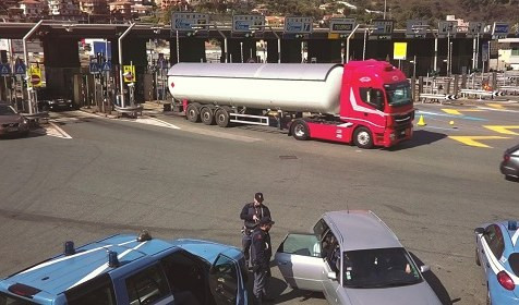 Ventimiglia, camionista picchiato da migranti: si erano nascosti nel tir