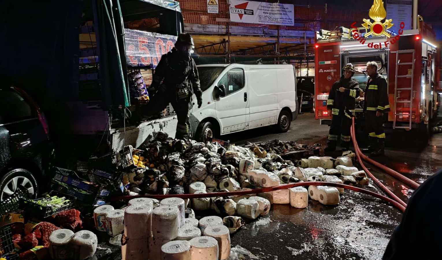 Genova, camion a fuoco nella notte: fiamme spente dai pompieri