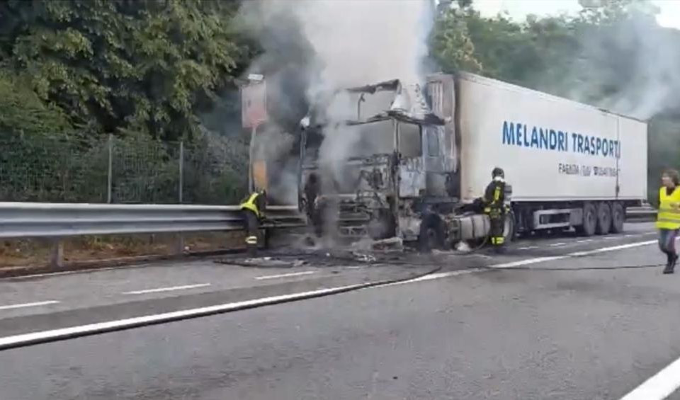 Caos autostrade, camion in fiamme in A7: cabina distrutta