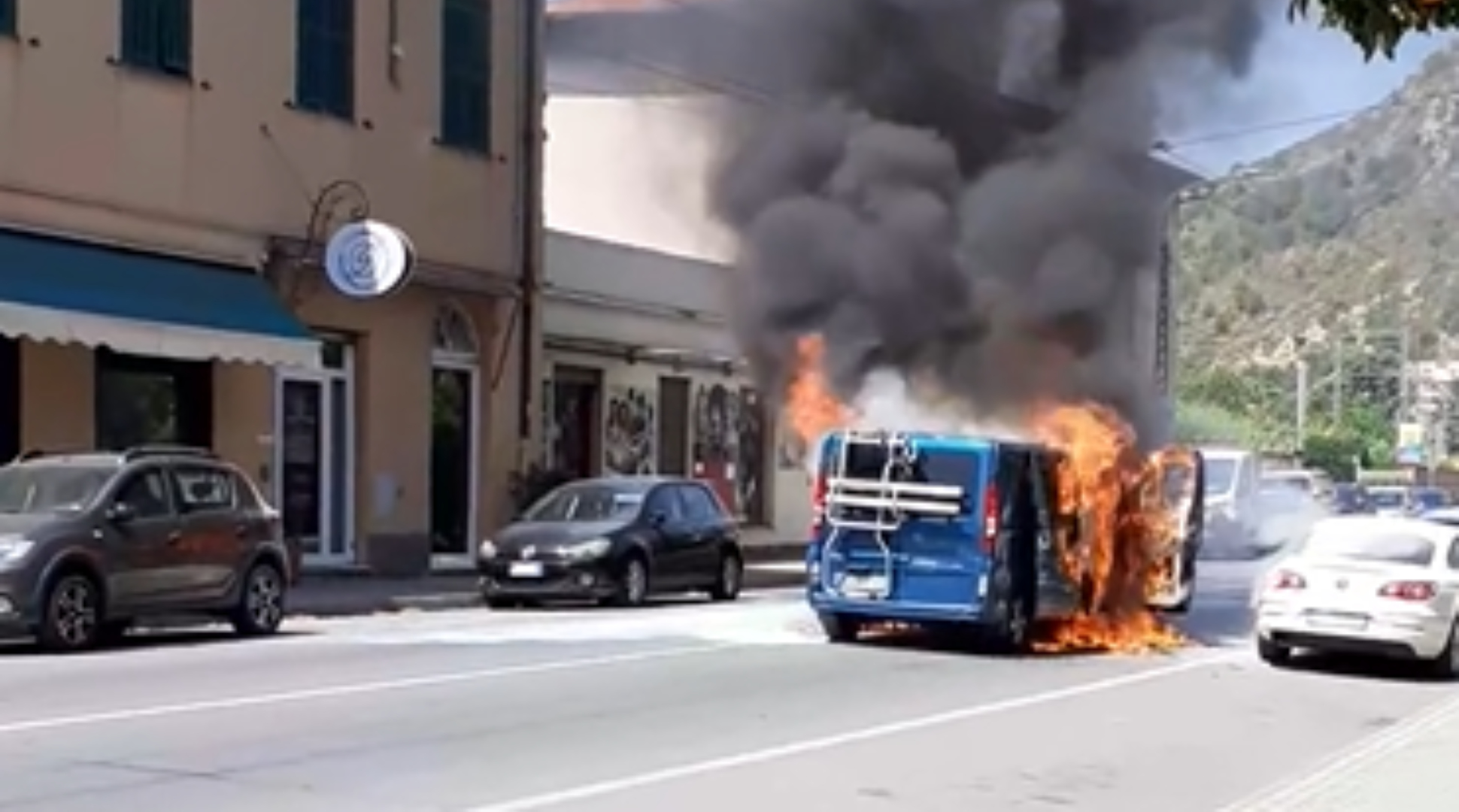 In fiamme furgone sull'Aurelia tra Camporosso e Vallecrosia