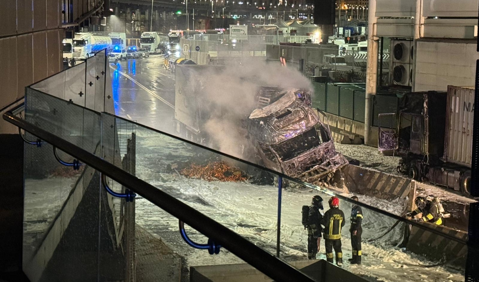Genova, camion in fiamme nella zona del terminal portuale: un ferito