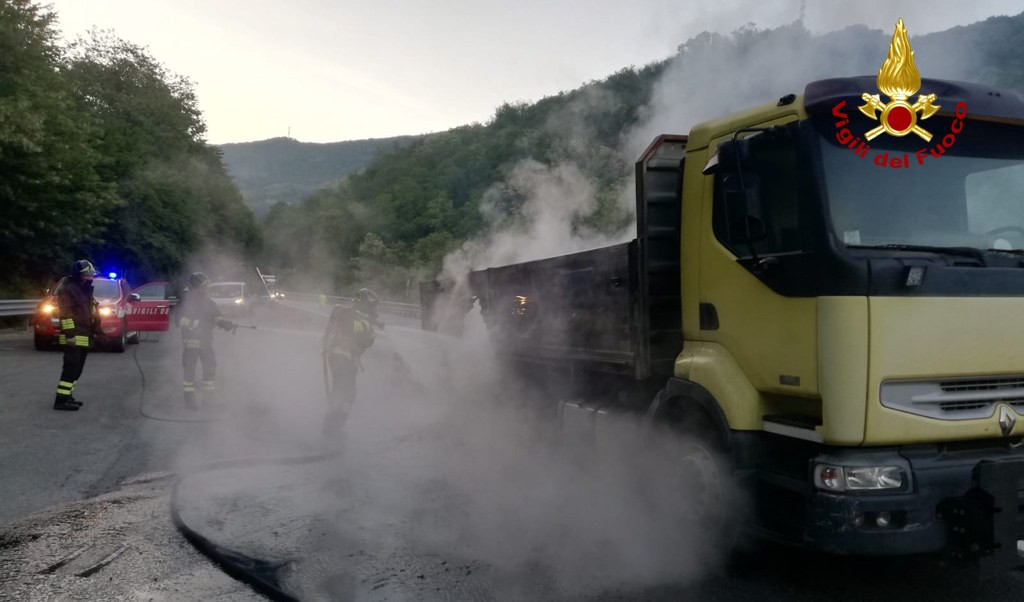 Caos autostrade, camion in fiamme in A12 e incidente sulla A26