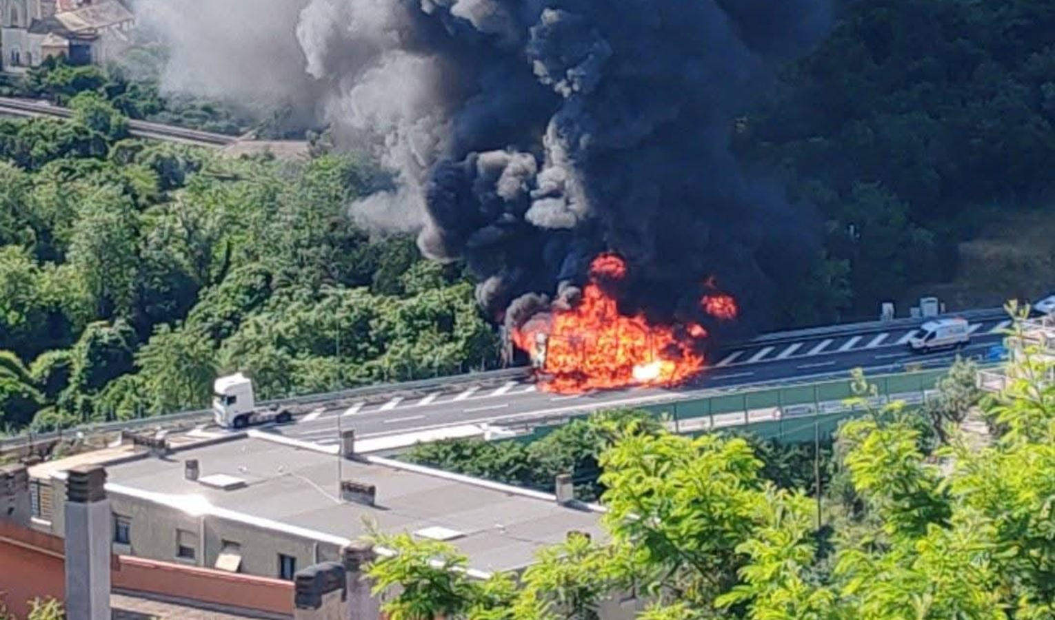In fiamme un camion che trasporta plastica, caos sull'A10 tra Savona e Albisola 