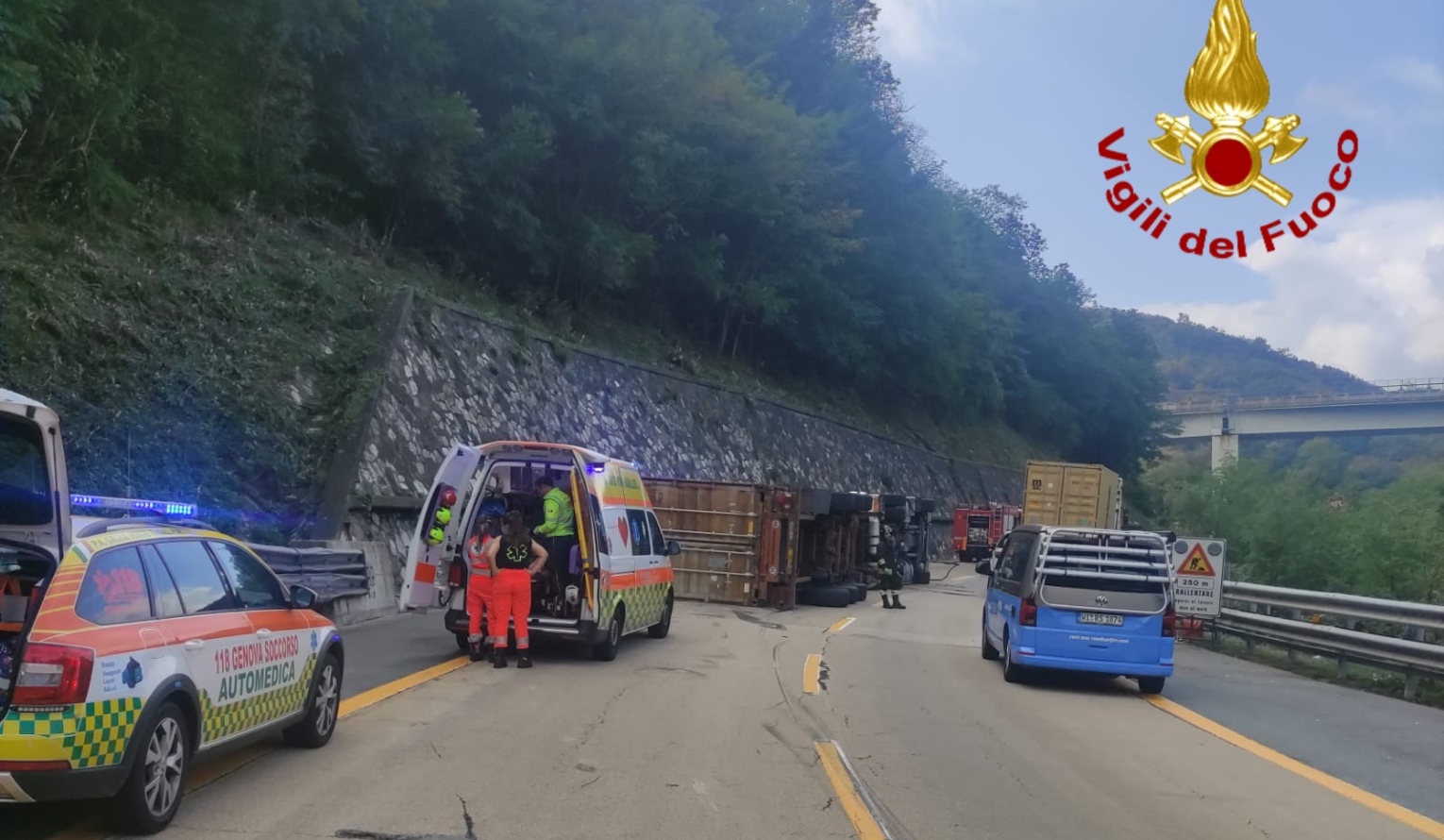 Caos autostrade, camion si ribalta in A7: autista in ospedale