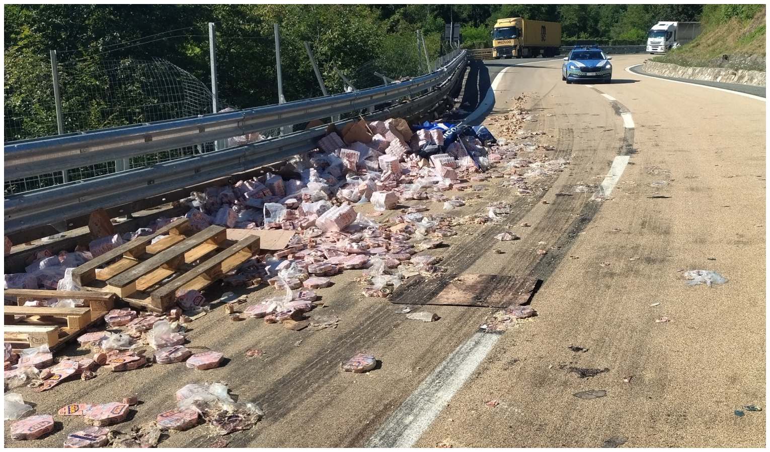 Camion si ribalta in A7, trasportava scatolette di tonno
