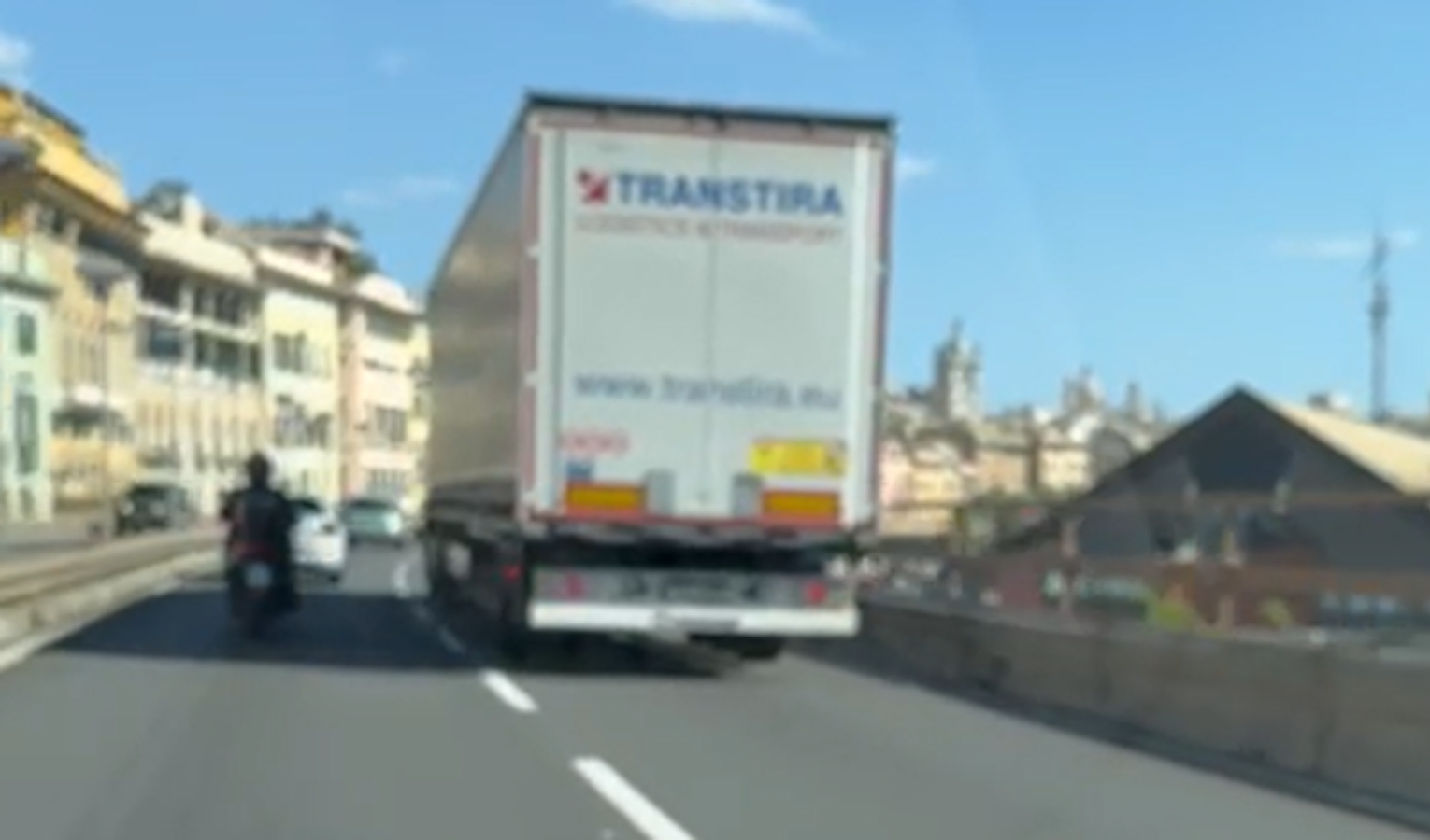Genova, ancora un camion sulla Sopraelevata: il video