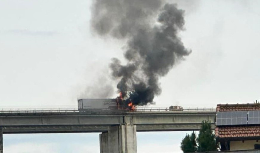 Camion in fiamme in area cantiere: code fino a 11 km in A10