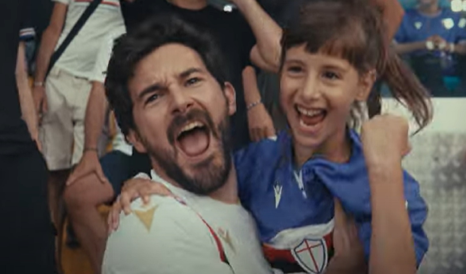Una bambina tifosa della Sampdoria esulta vicino al padre per un gol della Sampdoria