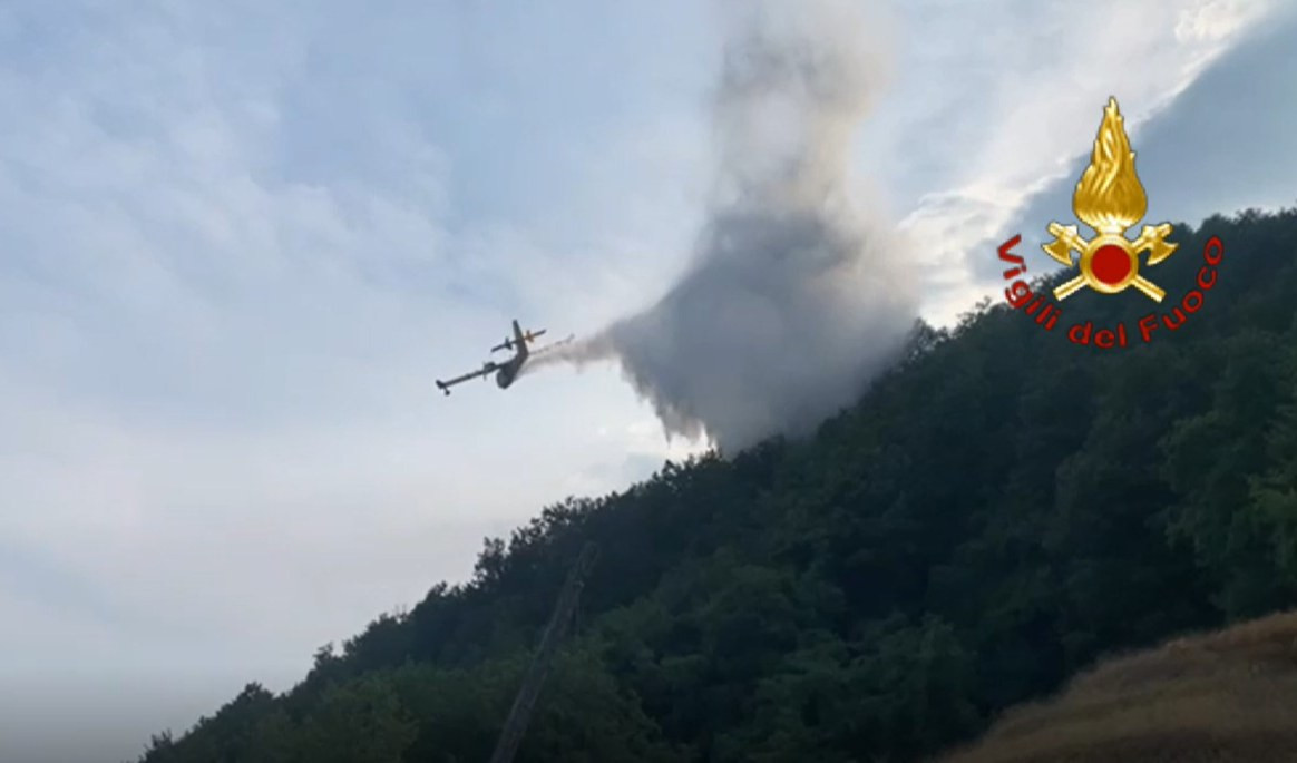 Decine di ettari di bosco in fumo a confine tra Italia e Francia 