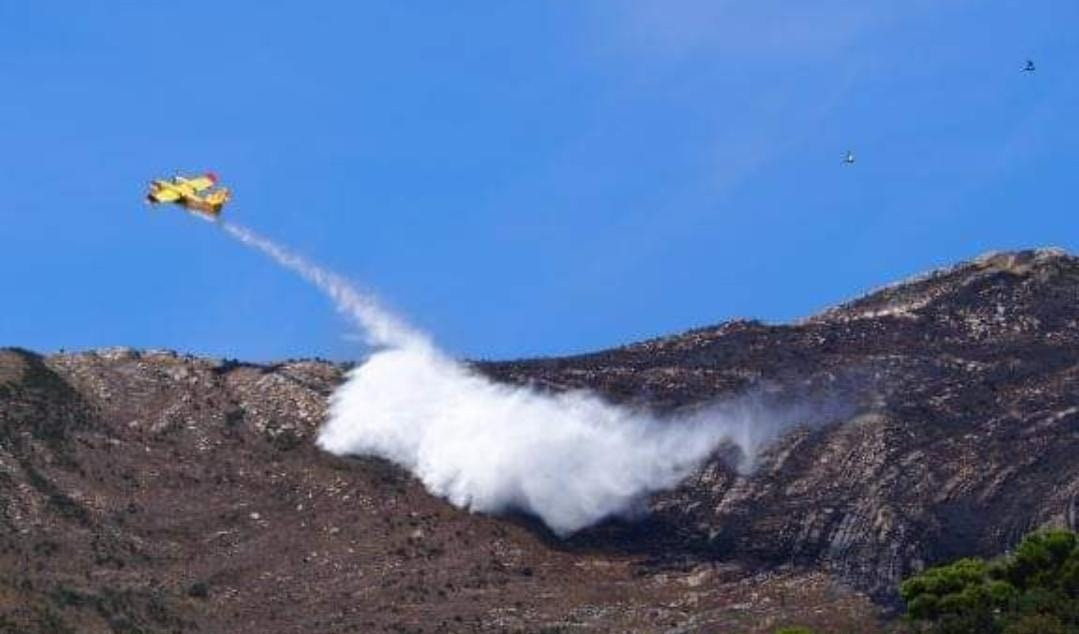 Si estendono le fiamme nell'Imperiese, mezzi aerei in azione