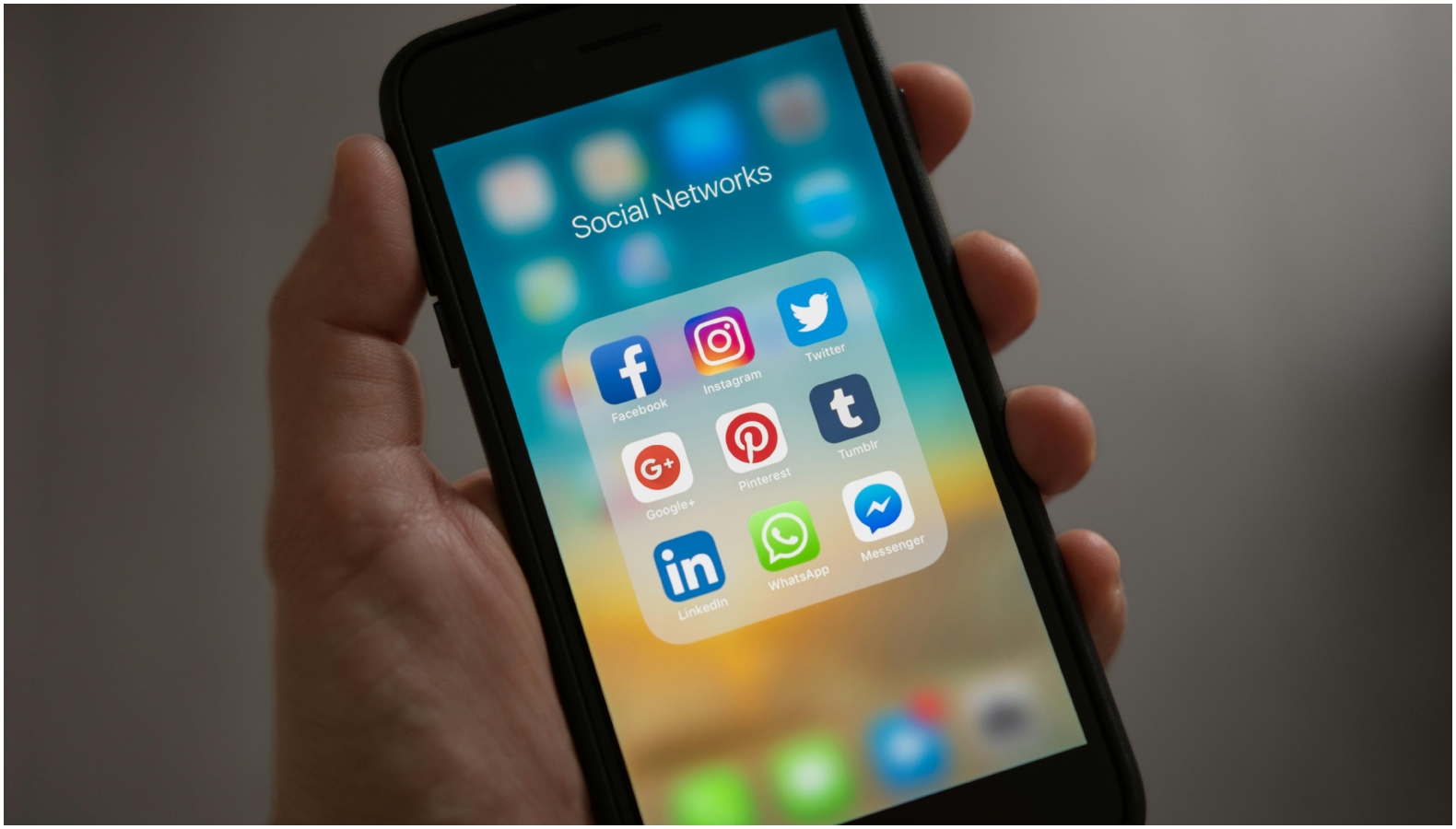 Mamma scova pedofilo su TikTok: adescava sua figlia e scambiava video, arrestato