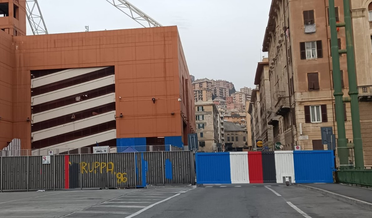 Genova, imbrattano cancellata stadio Marassi: denunciati due ultrà