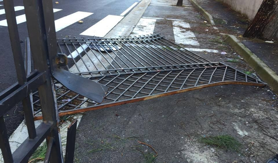 Genova, senza patente guida sul marciapiede e sfonda un cancello: fermato anziano