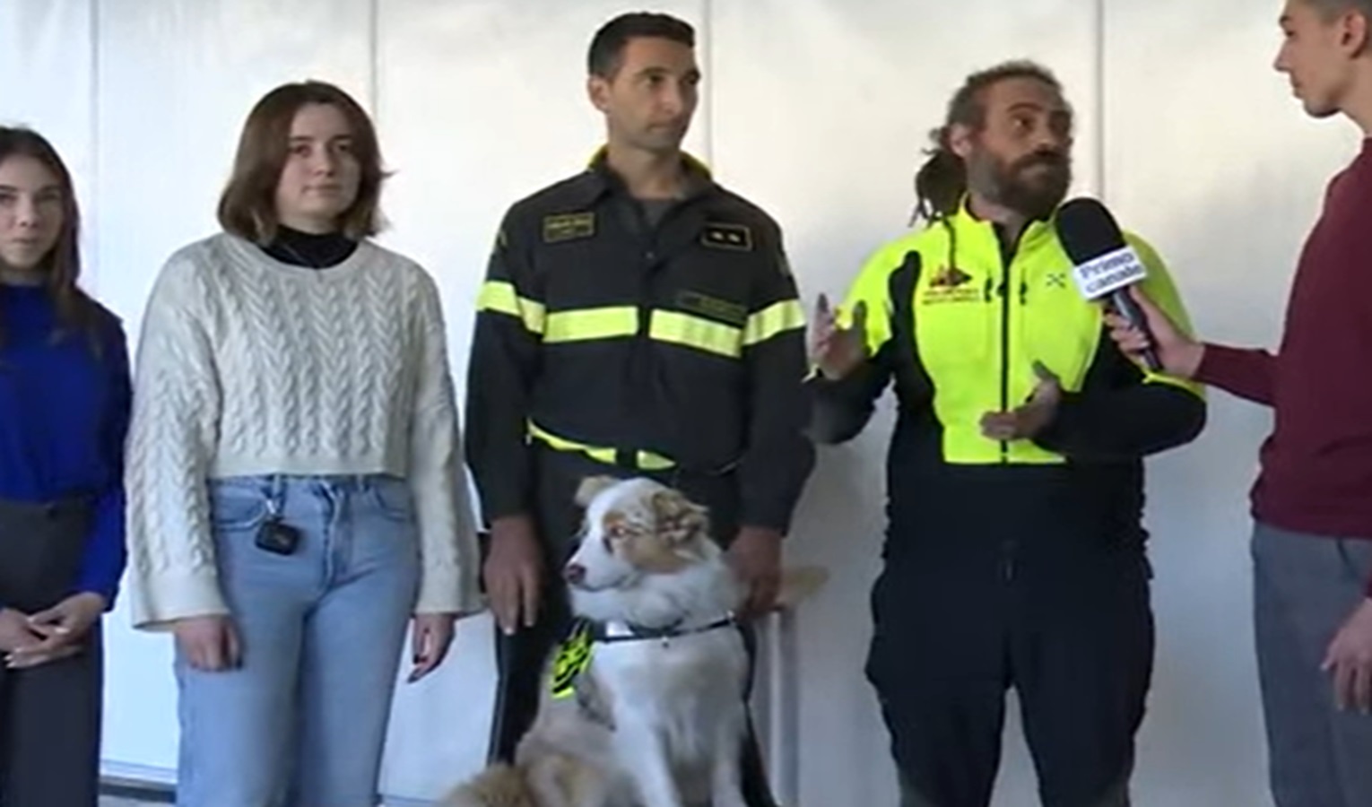 Ecco come si diventa vigili del fuoco: a Orientamenti i pompieri e Renzina il cane da soccorso