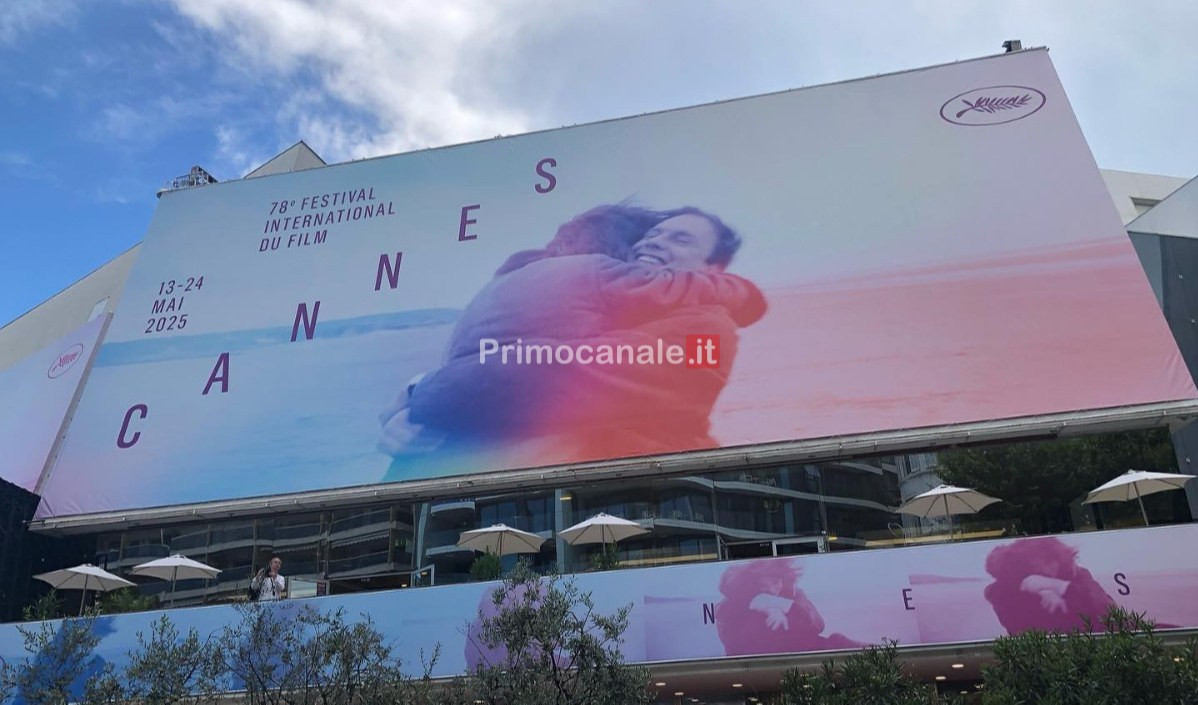 Un cartellone con un uomo che abbraccia una donna