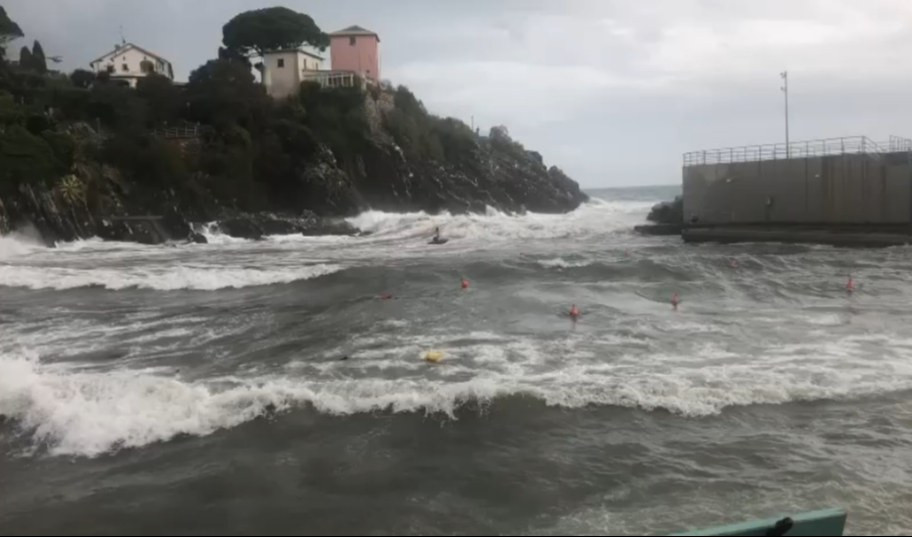 In canoa con la mareggiata al Porticciolo di Nervi, l'appello: 