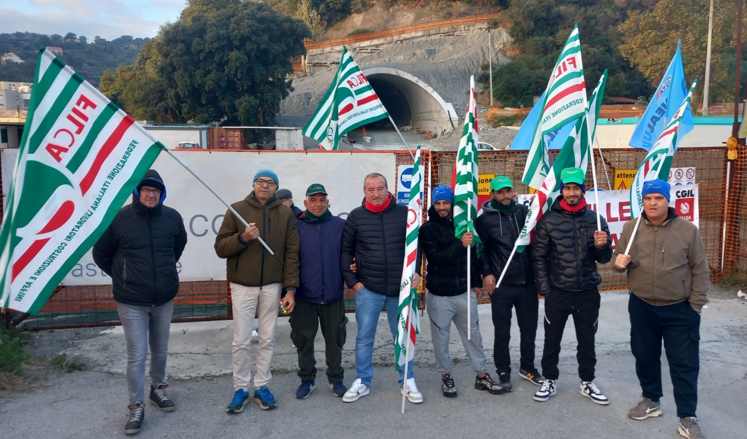 Un gruppo di uomini con in mano delle bandiere