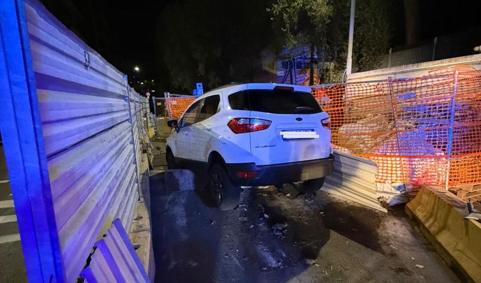 Ubriaca al volante sfonda il cantiere di piazza Solari, donna al pronto soccorso