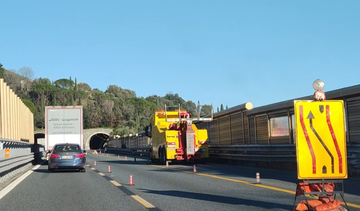 Se questa è un'autostrada: sulla A12 la carreggiata diventa un 