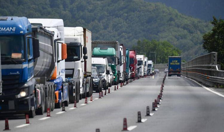 Caos autostrade, auto in avaria: fino a 6 km di coda a Genova Est