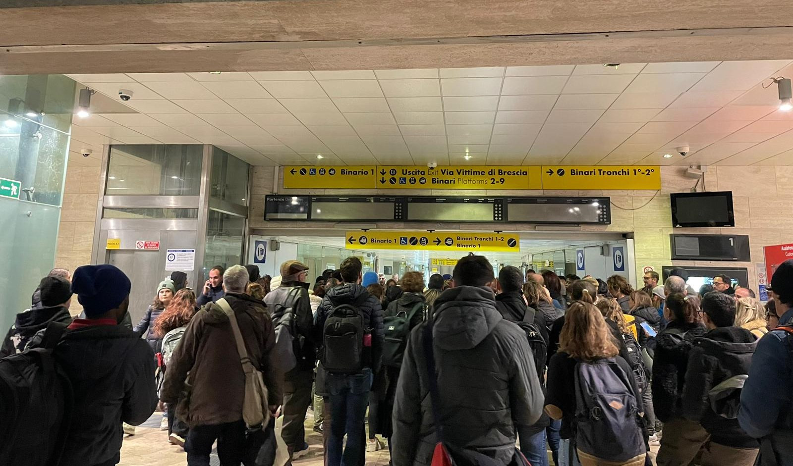 Caos treni in Liguria per auto bloccata in passaggio a livello e verifiche tecniche