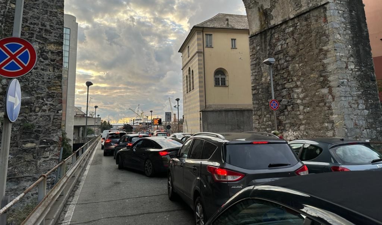 Genova, traffico in tilt tra l'ingresso della sopraelevata e corso Saffi