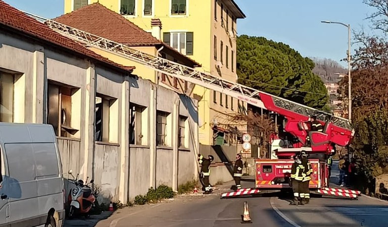 Genova, crolla una parte del tetto di un capannone: paura in Valpolcevera