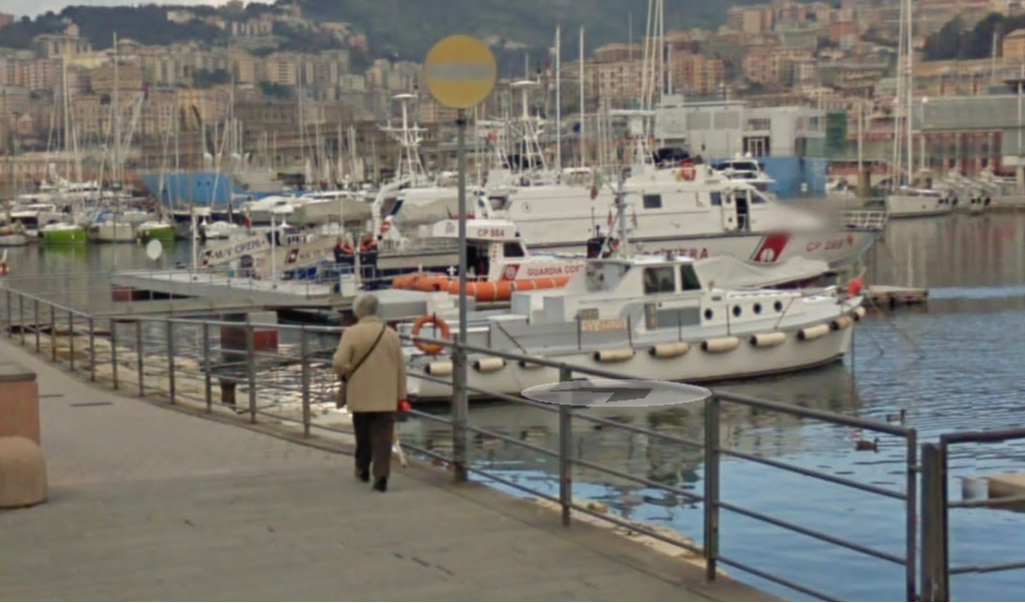  Porto Antico, ragazza viola zona militare e sale su pilotina della Capitaneria