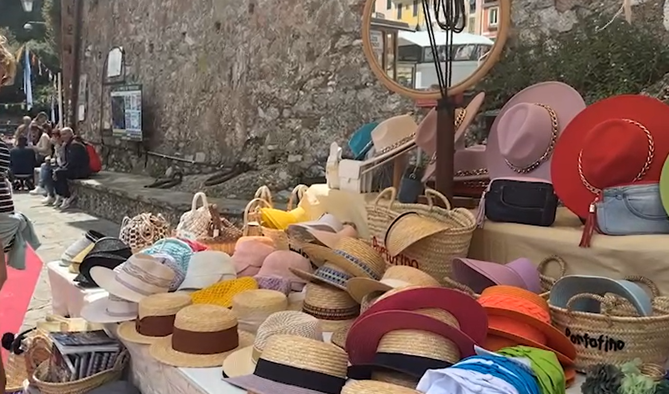 Regate di primavera, cappelli e borse di paglia e gadget più ricercati