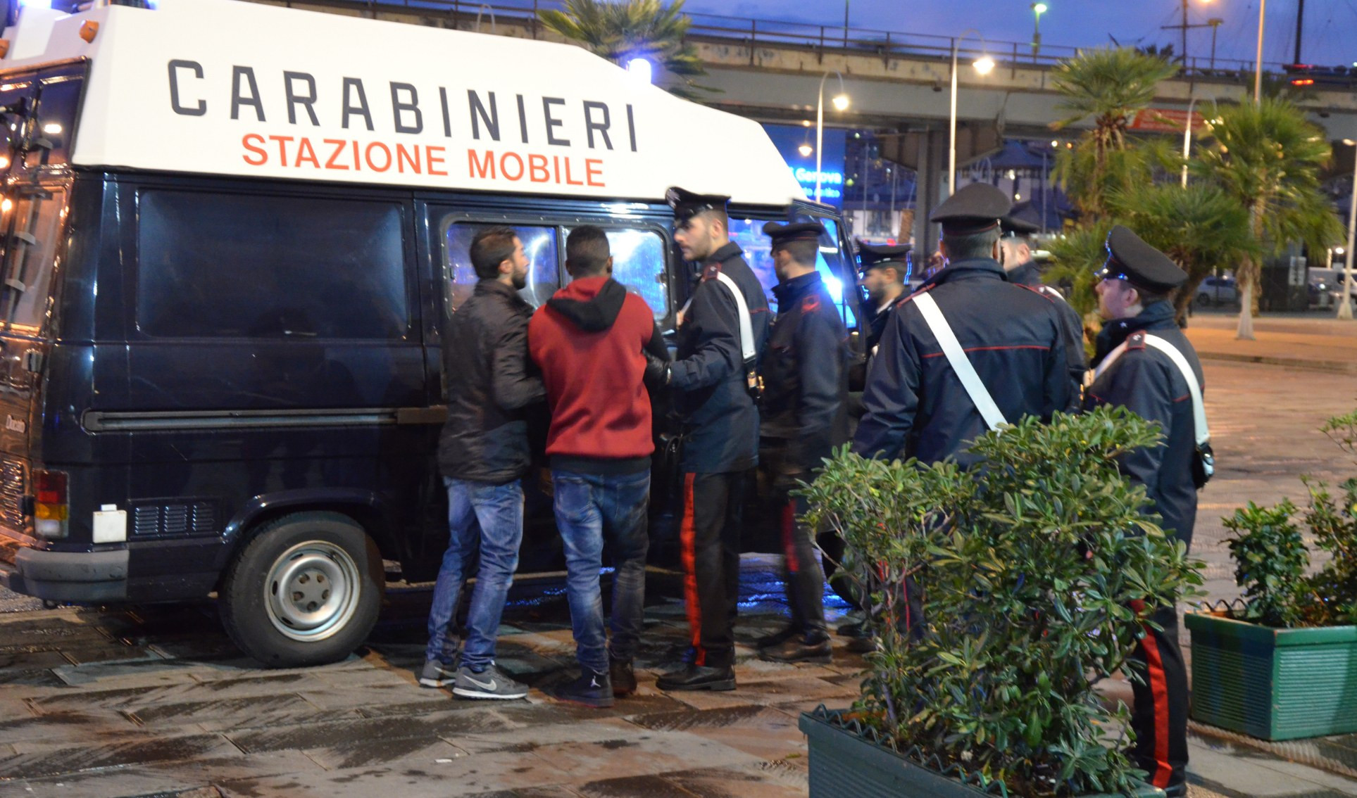 Spaccio e rapine, tre arresti e otto denunce a Genova