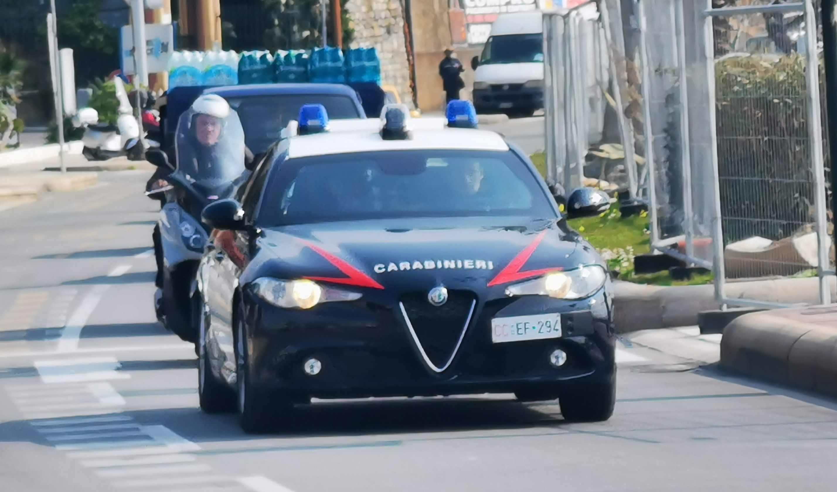 Perde il controllo dell'auto e finisce nel torrente dopo un volo di 5 metri