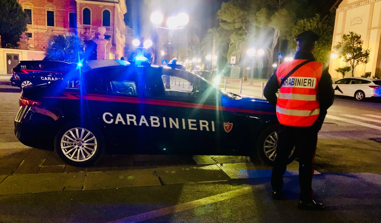 Scappa al posto di blocco e picchia carabinieri, arrestato sessantenne